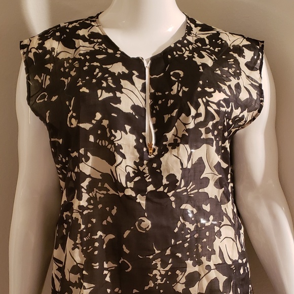 Plus Size Black Floral print sleeveless top - Picture 3 of 3